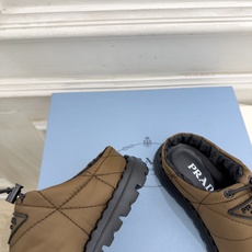 PRADA | 普拉达 26𝐬𝐬 ⭐️今日推荐 2026秋冬新品 经典三角标情侣款羽绒棉面包半拖鞋✔️ ❥ 首席 PRADA | 普拉达 26𝐬𝐬 ⭐️今日推荐 2026秋冬新品 经典三角标情侣款羽绒棉面包半拖鞋✔️ ❥ 首席