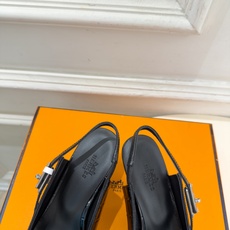 🐎𝐇𝐄𝐑𝐌𝐄* 爱玛仕 26𝐬𝐬 🌈2026秋冬新品 专柜新款 经典kelly扣尖头后空猫跟凉鞋 系列〰 ◽鞋面:原版 🐎𝐇𝐄𝐑𝐌𝐄* 爱玛仕 26𝐬𝐬 🌈2026秋冬新品 专柜新款 经典kelly扣尖头后空猫跟凉鞋 系列〰 ◽鞋面:原版
