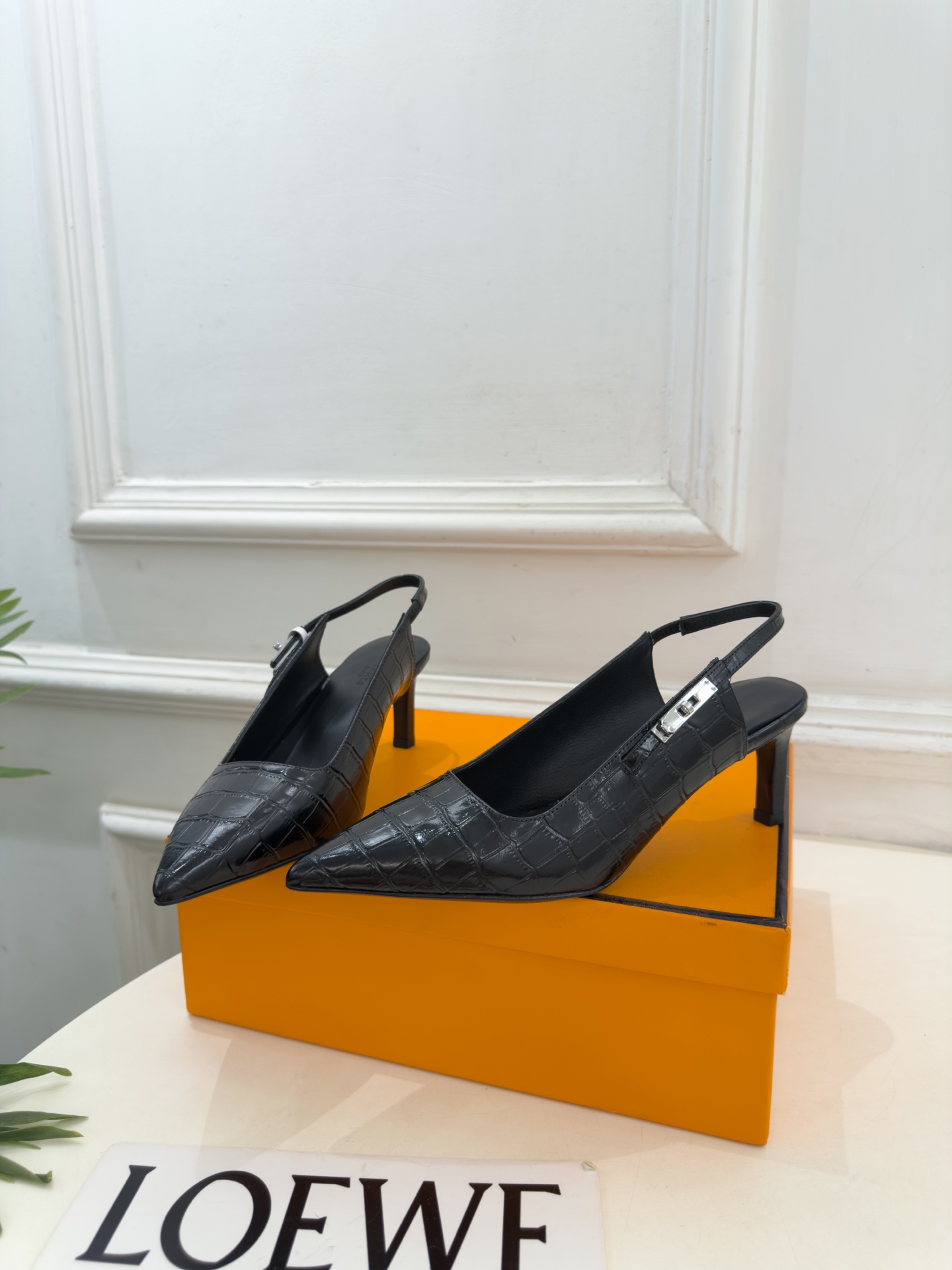 🐎𝐇𝐄𝐑𝐌𝐄* 爱玛仕 26𝐬𝐬 🌈2026秋冬新品 专柜新款 经典kelly扣尖头后空猫跟凉鞋 系列〰 ◽鞋面:原版 🐎𝐇𝐄𝐑𝐌𝐄* 爱玛仕 26𝐬𝐬 🌈2026秋冬新品 专柜新款 经典kelly扣尖头后空猫跟凉鞋 系列〰 ◽鞋面:原版