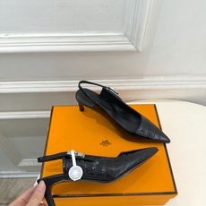 🐎𝐇𝐄𝐑𝐌𝐄* 爱玛仕 26𝐬𝐬 🌈2026秋冬新品 专柜新款 经典kelly扣尖头后空猫跟凉鞋 系列〰 ◽鞋面:原版 🐎𝐇𝐄𝐑𝐌𝐄* 爱玛仕 26𝐬𝐬 🌈2026秋冬新品 专柜新款 经典kelly扣尖头后空猫跟凉鞋 系列〰 ◽鞋面:原版