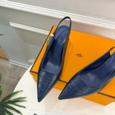 🐎𝐇𝐄𝐑𝐌𝐄* 爱玛仕 26𝐬𝐬 🌈2026秋冬新品 专柜新款 经典kelly扣尖头后空猫跟凉鞋 系列〰 ◽鞋面:原版 🐎𝐇𝐄𝐑𝐌𝐄* 爱玛仕 26𝐬𝐬 🌈2026秋冬新品 专柜新款 经典kelly扣尖头后空猫跟凉鞋 系列〰 ◽鞋面:原版