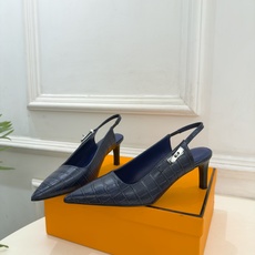 🐎𝐇𝐄𝐑𝐌𝐄* 爱玛仕 26𝐬𝐬 🌈2026秋冬新品 专柜新款 经典kelly扣尖头后空猫跟凉鞋 系列〰 ◽鞋面:原版 🐎𝐇𝐄𝐑𝐌𝐄* 爱玛仕 26𝐬𝐬 🌈2026秋冬新品 专柜新款 经典kelly扣尖头后空猫跟凉鞋 系列〰 ◽鞋面:原版