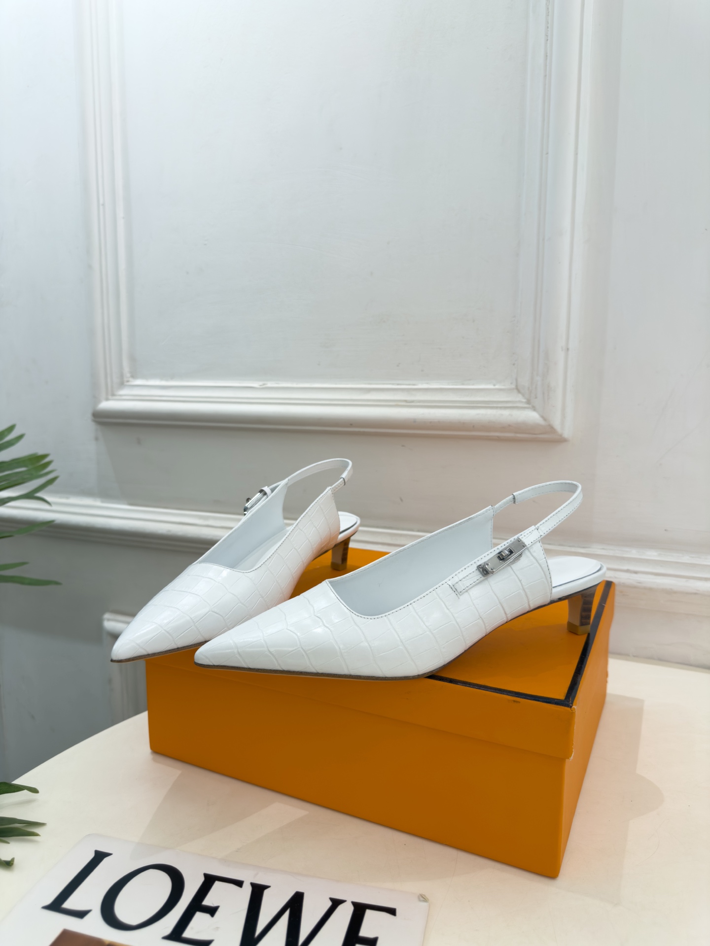 🐎𝐇𝐄𝐑𝐌𝐄* 爱玛仕 26𝐬𝐬  🌈2026秋冬新品 专柜新款 经典kelly扣尖头后空猫跟凉鞋 系列〰 ◽鞋面：原版