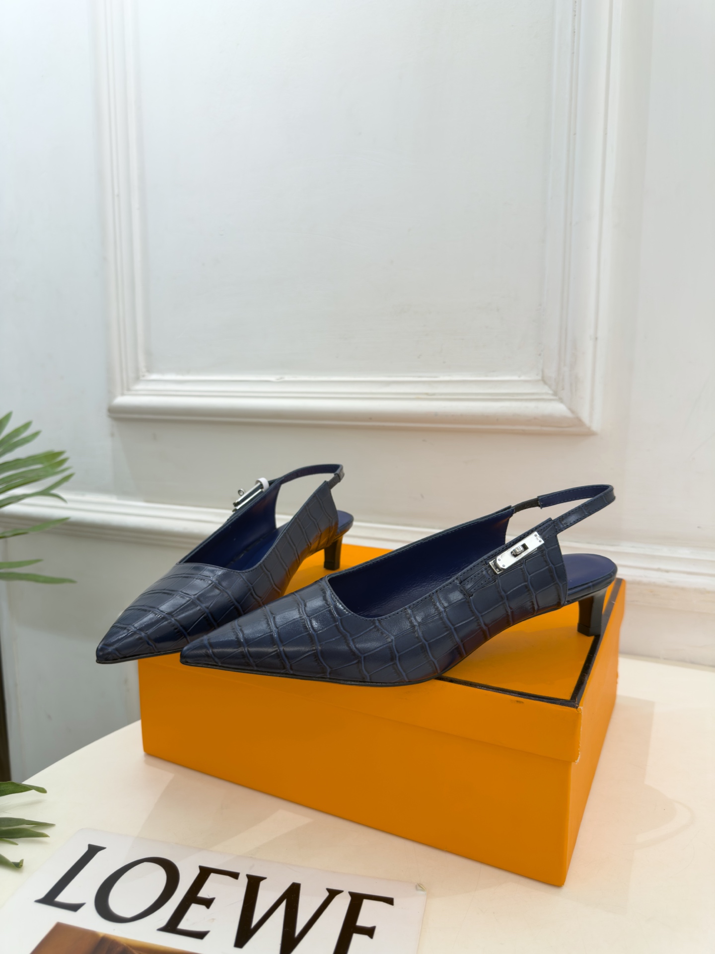 🐎𝐇𝐄𝐑𝐌𝐄* 爱玛仕 26𝐬𝐬 🌈2026秋冬新品 专柜新款 经典kelly扣尖头后空猫跟凉鞋 系列〰 ◽鞋面:原版 🐎𝐇𝐄𝐑𝐌𝐄* 爱玛仕 26𝐬𝐬 🌈2026秋冬新品 专柜新款 经典kelly扣尖头后空猫跟凉鞋 系列〰 ◽鞋面:原版