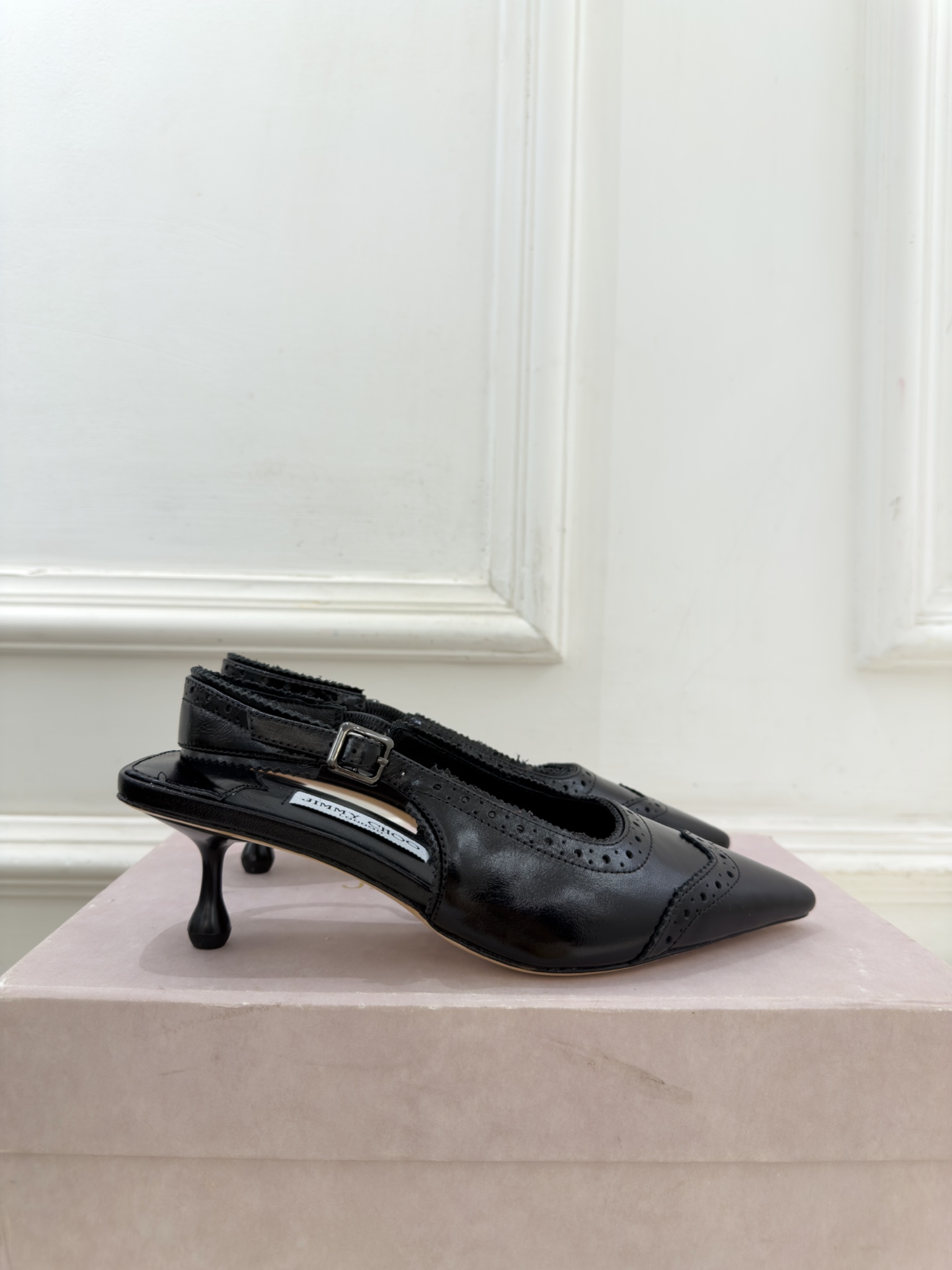 JimmyChoo 吉米周 26𝐬𝐬 ——— ✨ 2026秋冬新品 专柜最新JC尖头雕花后空猫跟凉鞋 BS名 JimmyChoo 吉米周 26𝐬𝐬 ——— ✨ 2026秋冬新品 专柜最新JC尖头雕花后空猫跟凉鞋 BS名