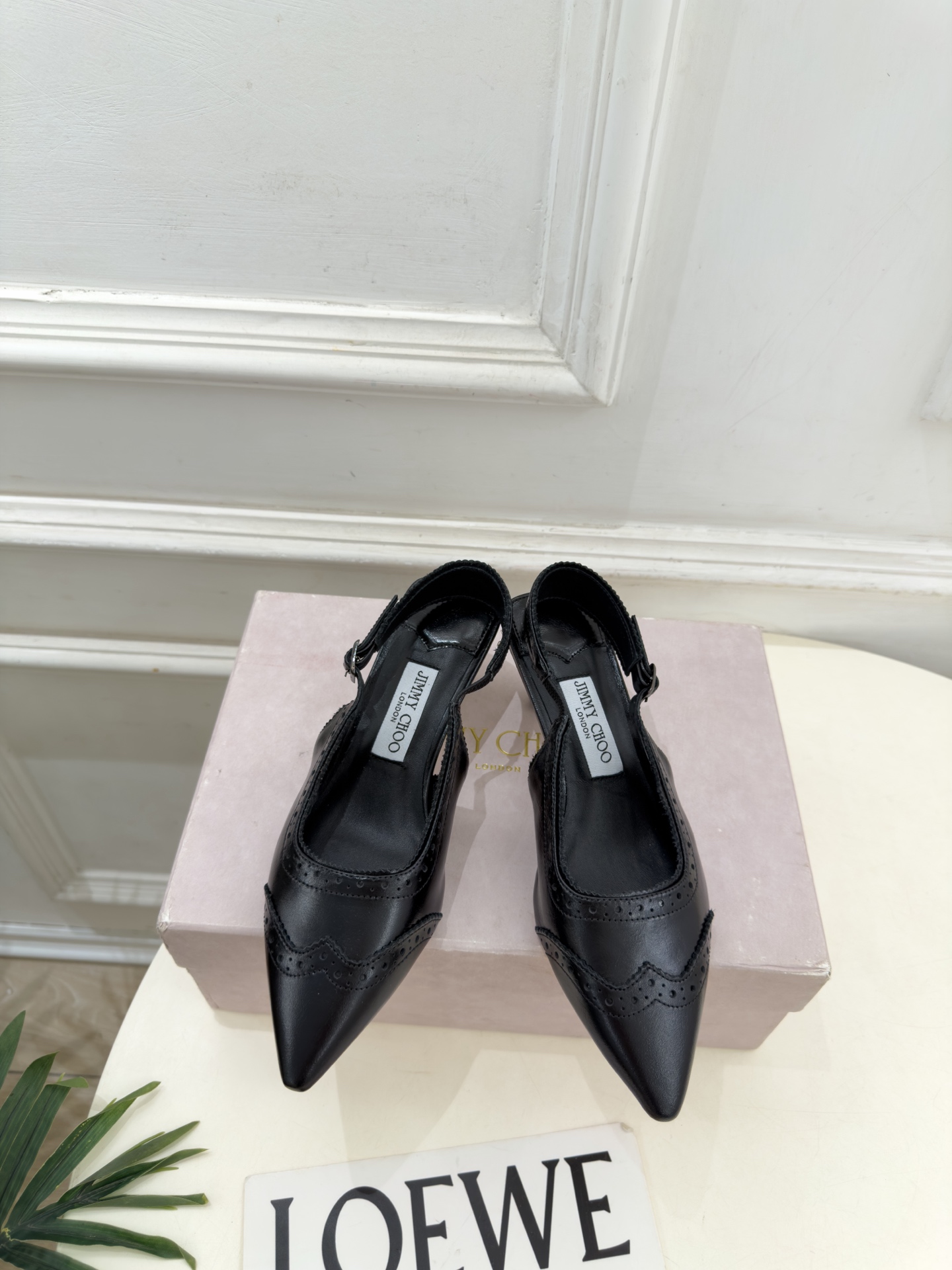 JimmyChoo 吉米周 26𝐬𝐬 ———      ✨ 2026秋冬新品 专柜最新JC尖头雕花后空猫跟凉鞋  BS名