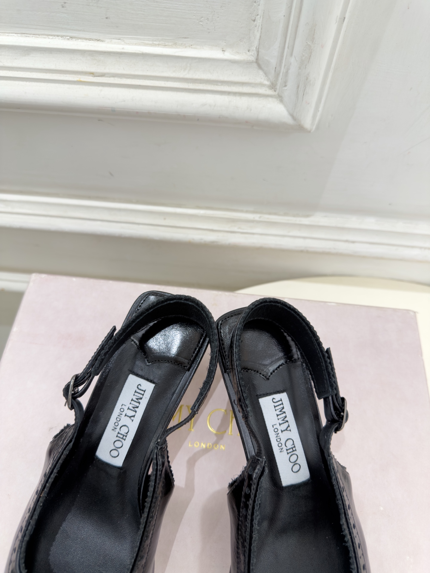 JimmyChoo 吉米周 26𝐬𝐬 ——— ✨ 2026秋冬新品 专柜最新JC尖头雕花后空猫跟凉鞋 BS名 JimmyChoo 吉米周 26𝐬𝐬 ——— ✨ 2026秋冬新品 专柜最新JC尖头雕花后空猫跟凉鞋 BS名