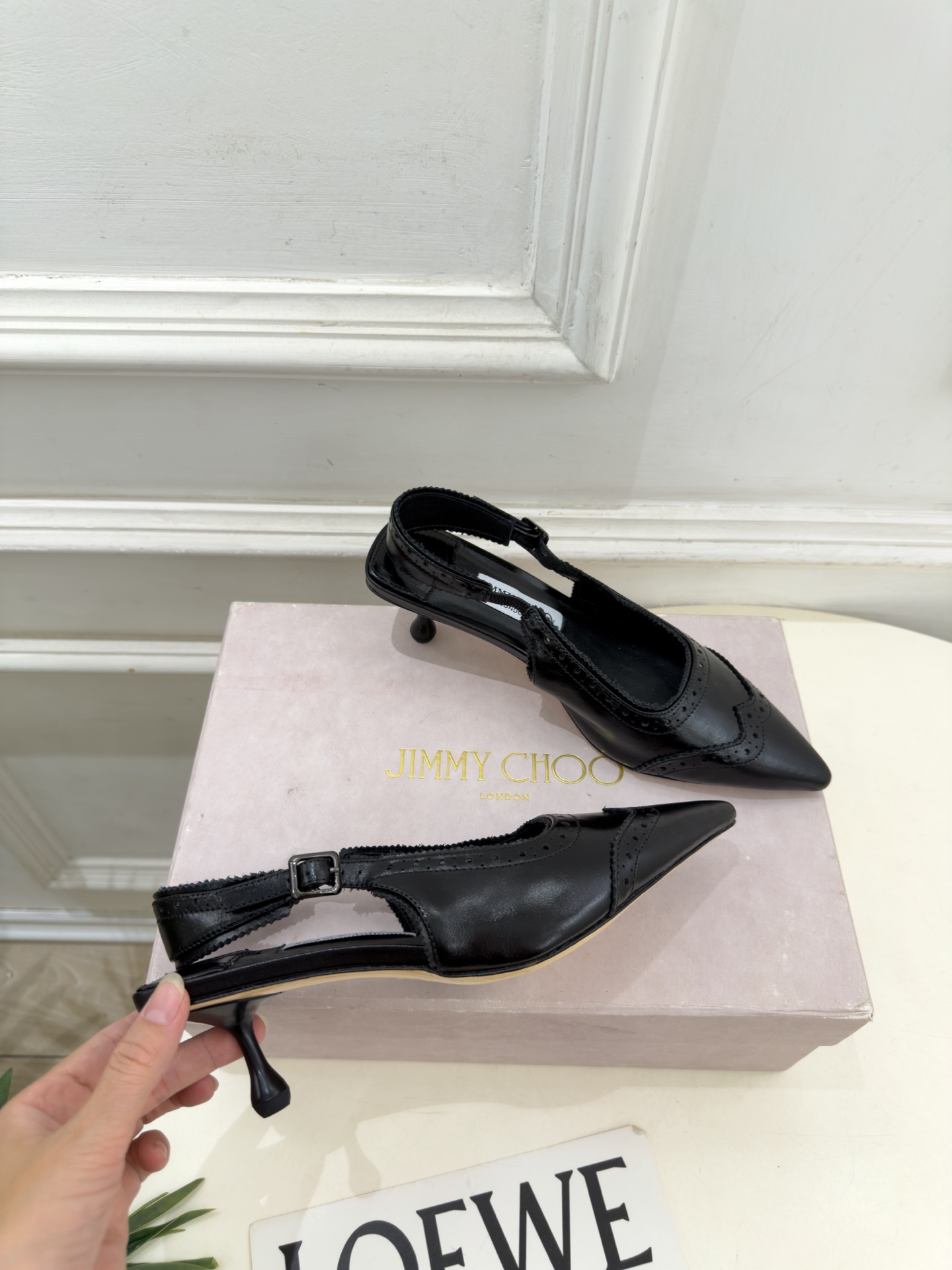 JimmyChoo 吉米周 26𝐬𝐬 ——— ✨ 2026秋冬新品 专柜最新JC尖头雕花后空猫跟凉鞋 BS名 JimmyChoo 吉米周 26𝐬𝐬 ——— ✨ 2026秋冬新品 专柜最新JC尖头雕花后空猫跟凉鞋 BS名