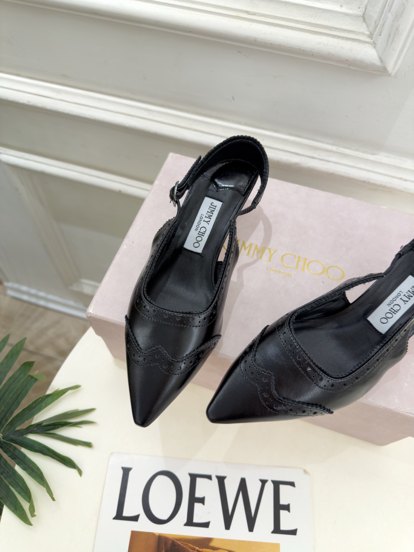 JimmyChoo 吉米周 26𝐬𝐬 ——— ✨ 2026秋冬新品 专柜最新JC尖头雕花后空猫跟凉鞋 BS名 JimmyChoo 吉米周 26𝐬𝐬 ——— ✨ 2026秋冬新品 专柜最新JC尖头雕花后空猫跟凉鞋 BS名