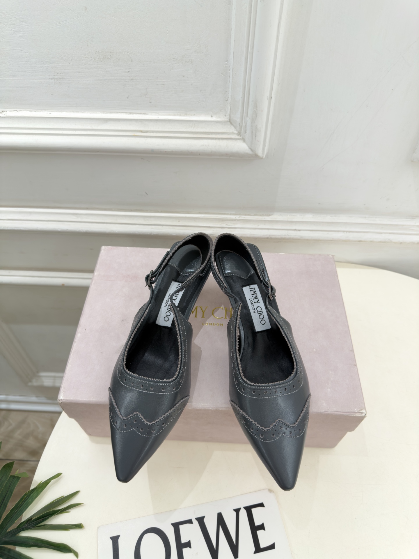 JimmyChoo 吉米周 26𝐬𝐬 ———      ✨ 2026秋冬新品 专柜最新JC尖头雕花后空猫跟凉鞋  BS名