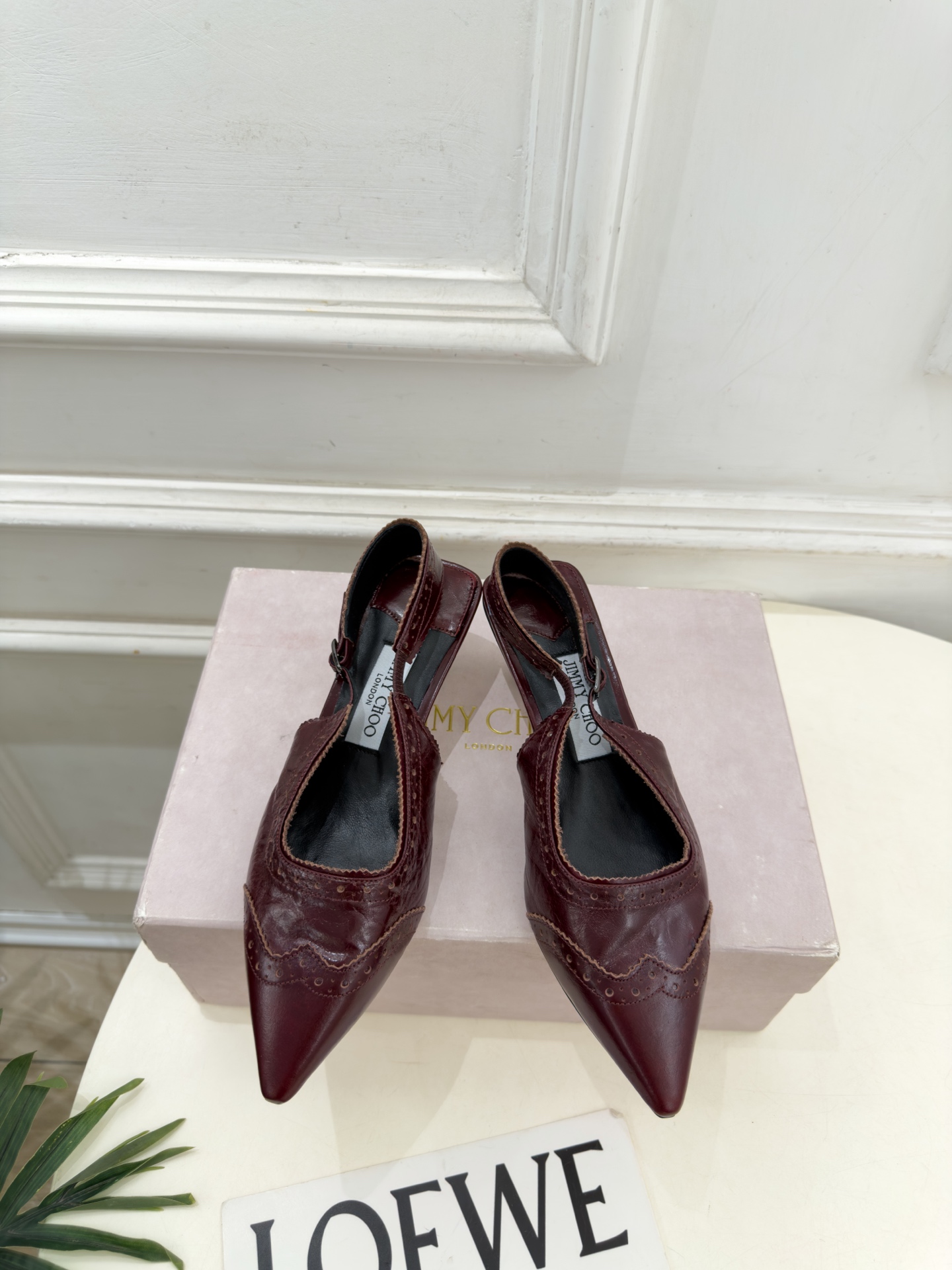 JimmyChoo 吉米周 26𝐬𝐬 ———      ✨ 2026秋冬新品 专柜最新JC尖头雕花后空猫跟凉鞋  BS名