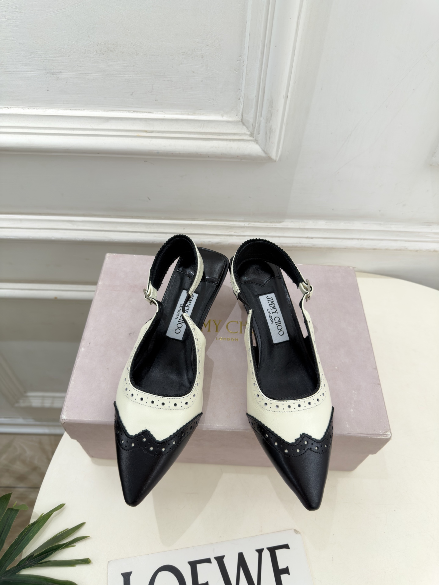 JimmyChoo 吉米周 26𝐬𝐬 ———      ✨ 2026秋冬新品 专柜最新JC尖头雕花后空猫跟凉鞋  BS名