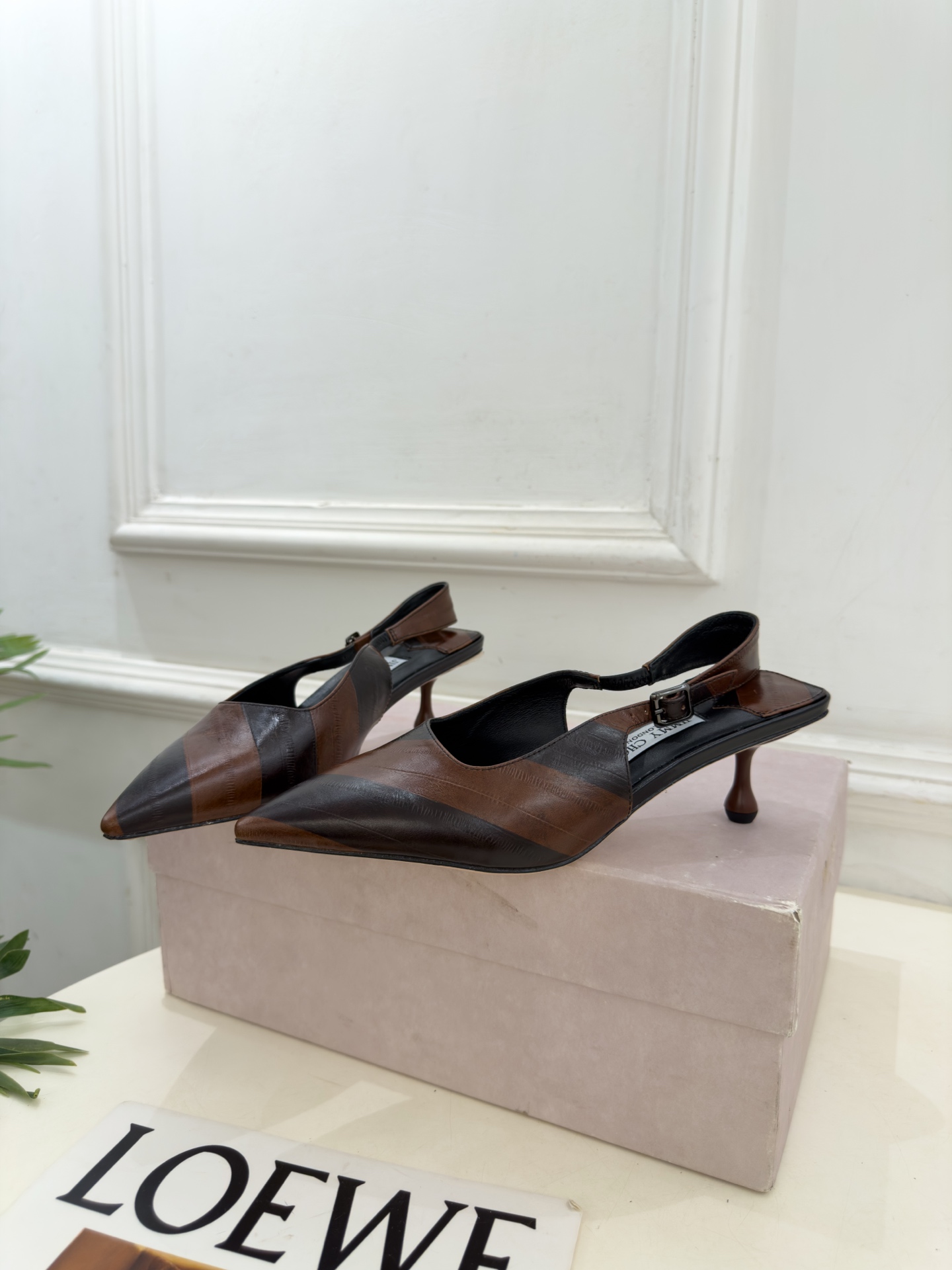 JimmyChoo 吉米周 26𝐬𝐬 ——— ✨ 2026秋冬新品 专柜最新JC尖头猫跟后空凉鞋 BS名媛气质 JimmyChoo 吉米周 26𝐬𝐬 ——— ✨ 2026秋冬新品 专柜最新JC尖头猫跟后空凉鞋 BS名媛气质
