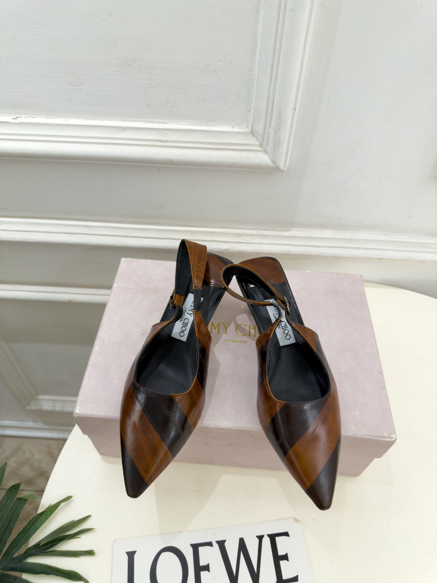 JimmyChoo 吉米周 26𝐬𝐬 ———      ✨ 2026秋冬新品 专柜最新JC尖头猫跟后空凉鞋 BS名媛气质