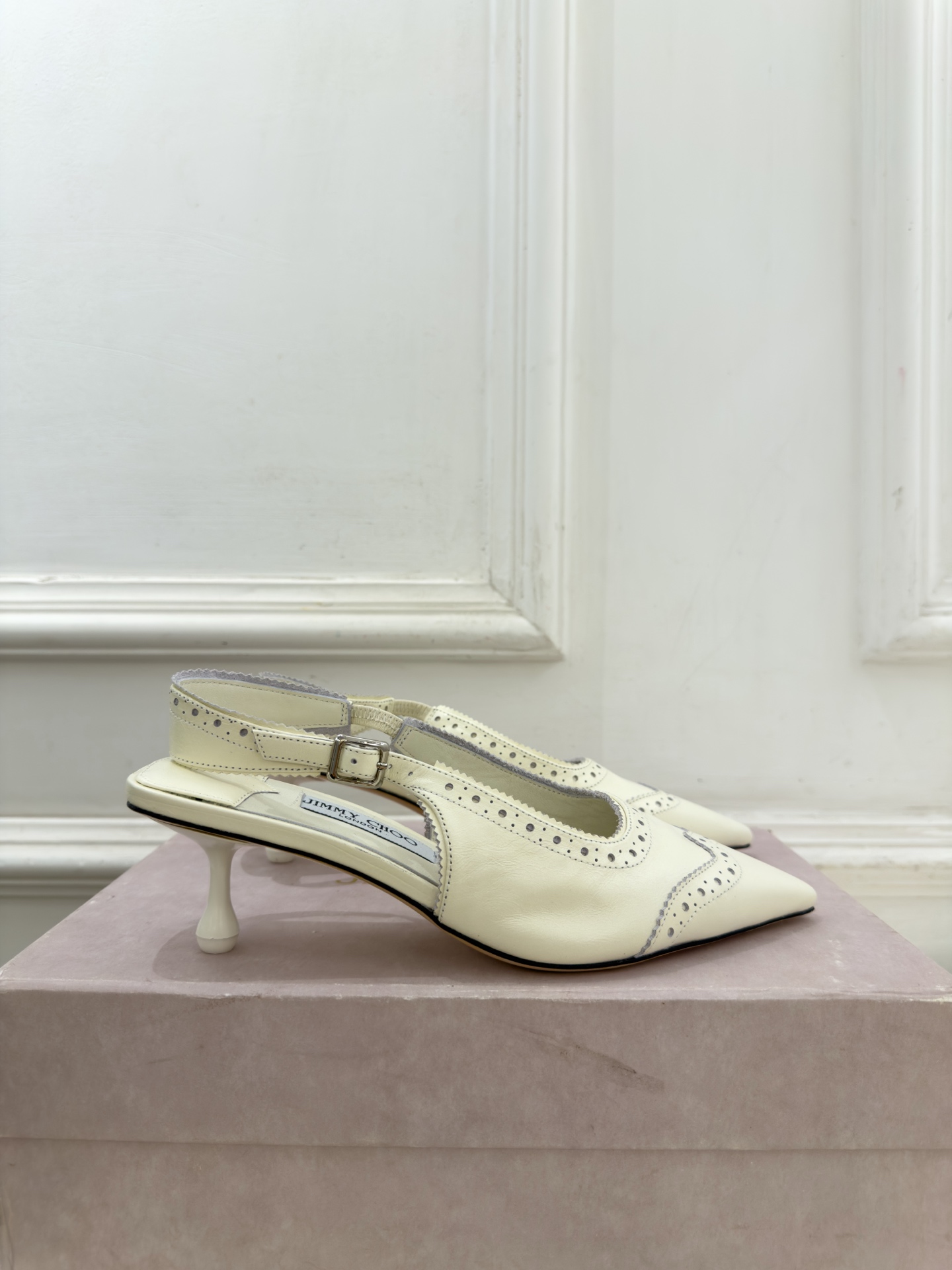 JimmyChoo 吉米周 26𝐬𝐬 ——— ✨ 2026秋冬新品 专柜最新JC尖头雕花后空猫跟凉鞋 BS名 JimmyChoo 吉米周 26𝐬𝐬 ——— ✨ 2026秋冬新品 专柜最新JC尖头雕花后空猫跟凉鞋 BS名