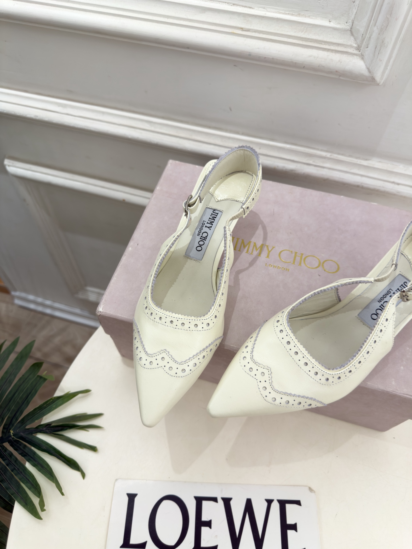 JimmyChoo 吉米周 26𝐬𝐬 ——— ✨ 2026秋冬新品 专柜最新JC尖头雕花后空猫跟凉鞋 BS名 JimmyChoo 吉米周 26𝐬𝐬 ——— ✨ 2026秋冬新品 专柜最新JC尖头雕花后空猫跟凉鞋 BS名
