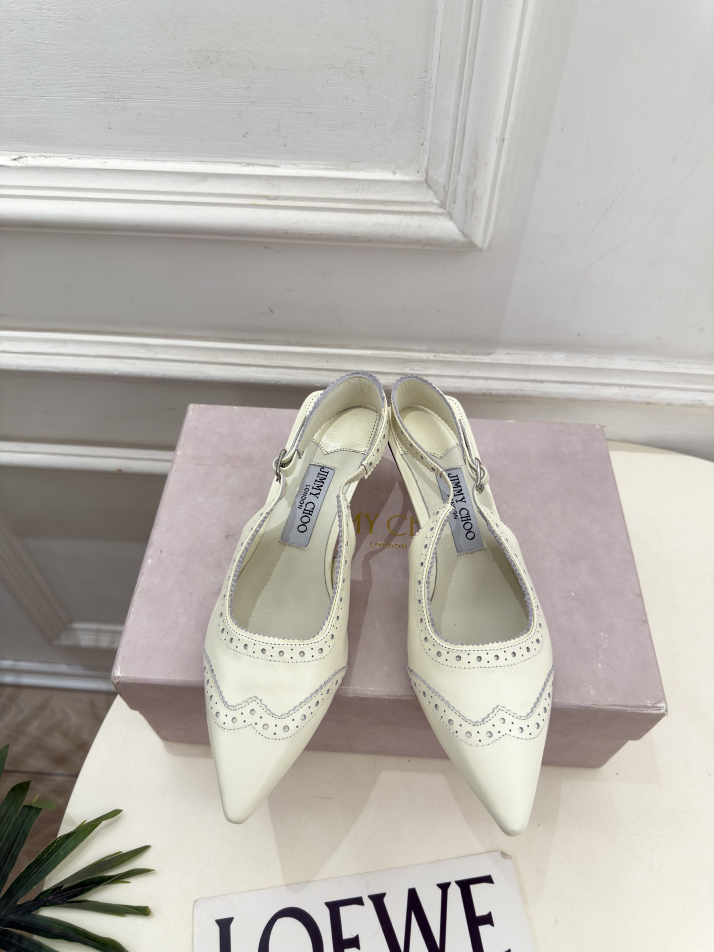 JimmyChoo 吉米周 26𝐬𝐬 ———      ✨ 2026秋冬新品 专柜最新JC尖头雕花后空猫跟凉鞋  BS名
