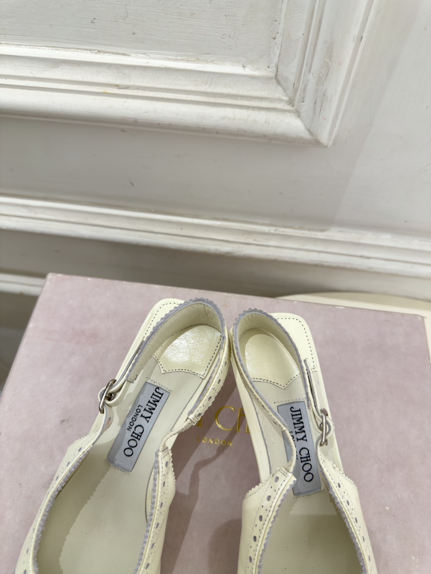 JimmyChoo 吉米周 26𝐬𝐬 ——— ✨ 2026秋冬新品 专柜最新JC尖头雕花后空猫跟凉鞋 BS名 JimmyChoo 吉米周 26𝐬𝐬 ——— ✨ 2026秋冬新品 专柜最新JC尖头雕花后空猫跟凉鞋 BS名