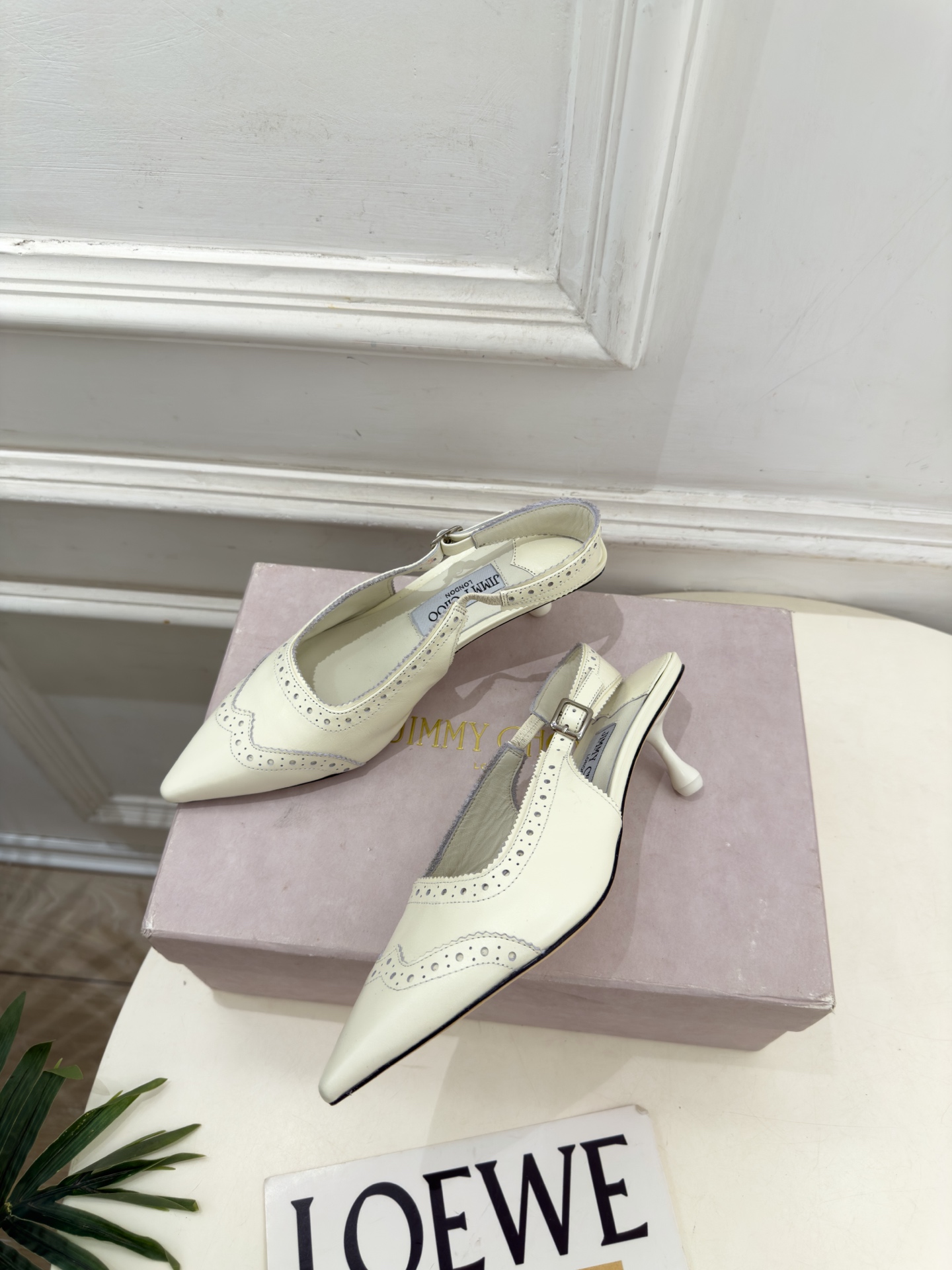 JimmyChoo 吉米周 26𝐬𝐬 ——— ✨ 2026秋冬新品 专柜最新JC尖头雕花后空猫跟凉鞋 BS名 JimmyChoo 吉米周 26𝐬𝐬 ——— ✨ 2026秋冬新品 专柜最新JC尖头雕花后空猫跟凉鞋 BS名