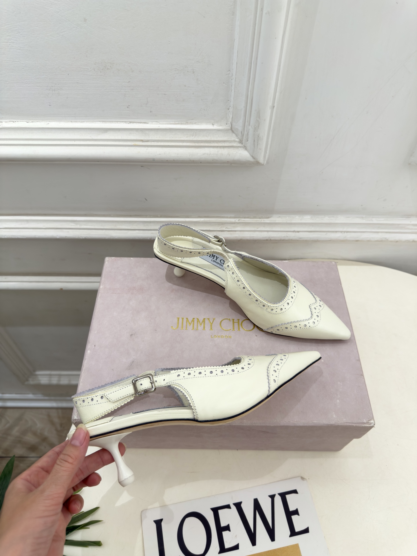 JimmyChoo 吉米周 26𝐬𝐬 ——— ✨ 2026秋冬新品 专柜最新JC尖头雕花后空猫跟凉鞋 BS名 JimmyChoo 吉米周 26𝐬𝐬 ——— ✨ 2026秋冬新品 专柜最新JC尖头雕花后空猫跟凉鞋 BS名