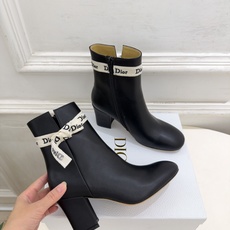 Dior | 迪奥 26𝐬𝐬 🧡💚2026秋冬新品 顶级版本⚠️ 专柜主打新款 J'Adior 字母饰带蝴蝶结粗跟 Dior | 迪奥 26𝐬𝐬 🧡💚2026秋冬新品 顶级版本⚠️ 专柜主打新款 J'Adior 字母饰带蝴蝶结粗跟