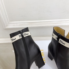 Dior | 迪奥 26𝐬𝐬 🧡💚2026秋冬新品 顶级版本⚠️ 专柜主打新款 J'Adior 字母饰带蝴蝶结粗跟 Dior | 迪奥 26𝐬𝐬 🧡💚2026秋冬新品 顶级版本⚠️ 专柜主打新款 J'Adior 字母饰带蝴蝶结粗跟