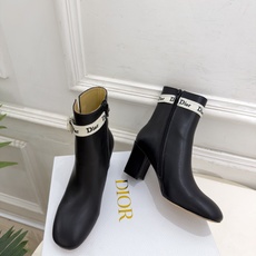Dior | 迪奥 26𝐬𝐬 🧡💚2026秋冬新品 顶级版本⚠️ 专柜主打新款 J'Adior 字母饰带蝴蝶结粗跟 Dior | 迪奥 26𝐬𝐬 🧡💚2026秋冬新品 顶级版本⚠️ 专柜主打新款 J'Adior 字母饰带蝴蝶结粗跟