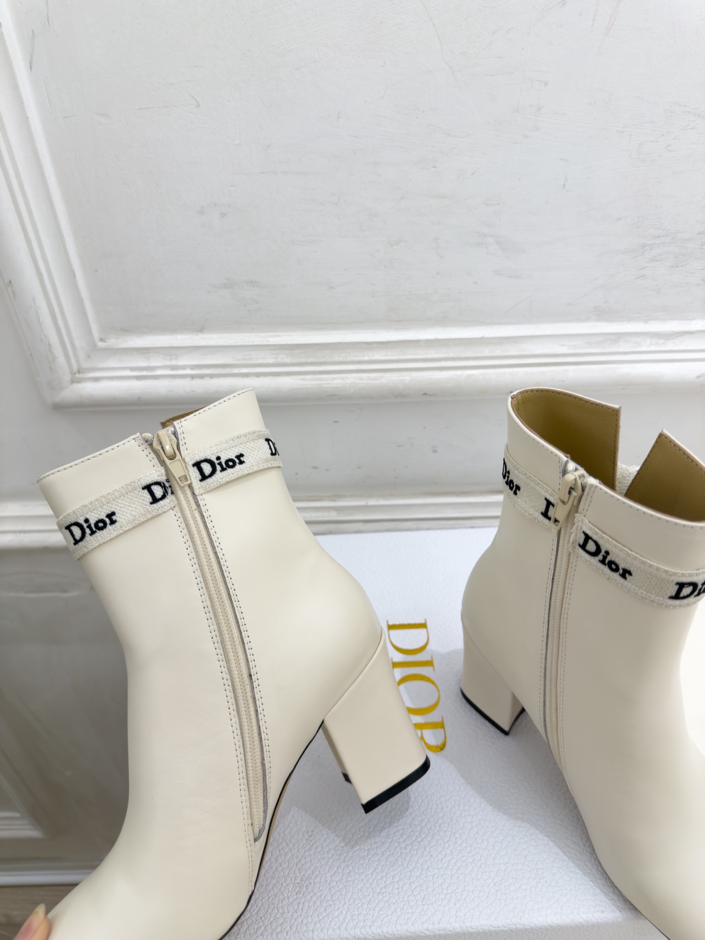 Dior |  迪奥  26𝐬𝐬  🧡💚2026秋冬新品 顶级版本⚠️ 专柜主打新款 J'Adior 字母饰带蝴蝶结粗跟
