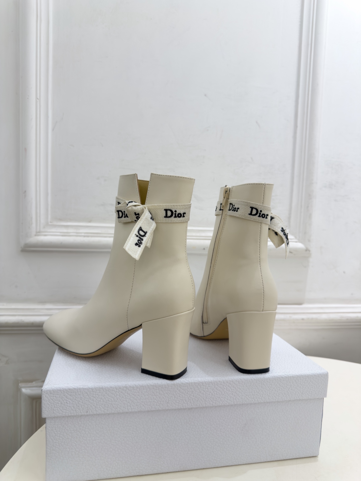 Dior |  迪奥  26𝐬𝐬  🧡💚2026秋冬新品 顶级版本⚠️ 专柜主打新款 J'Adior 字母饰带蝴蝶结粗跟