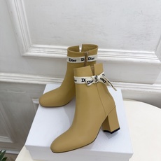 Dior | 迪奥 26𝐬𝐬 🧡💚2026秋冬新品 顶级版本⚠️ 专柜主打新款 J'Adior 字母饰带蝴蝶结粗跟 Dior | 迪奥 26𝐬𝐬 🧡💚2026秋冬新品 顶级版本⚠️ 专柜主打新款 J'Adior 字母饰带蝴蝶结粗跟