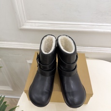 LEMAIRE 2026秋冬新品 极简复古双扣带羊毛休闲雪地靴 ————————— 作为这两年最受欢迎的设计师牌,设计 LEMAIRE 2026秋冬新品 极简复古双扣带羊毛休闲雪地靴 ————————— 作为这两年最受欢迎的设计师牌,设计