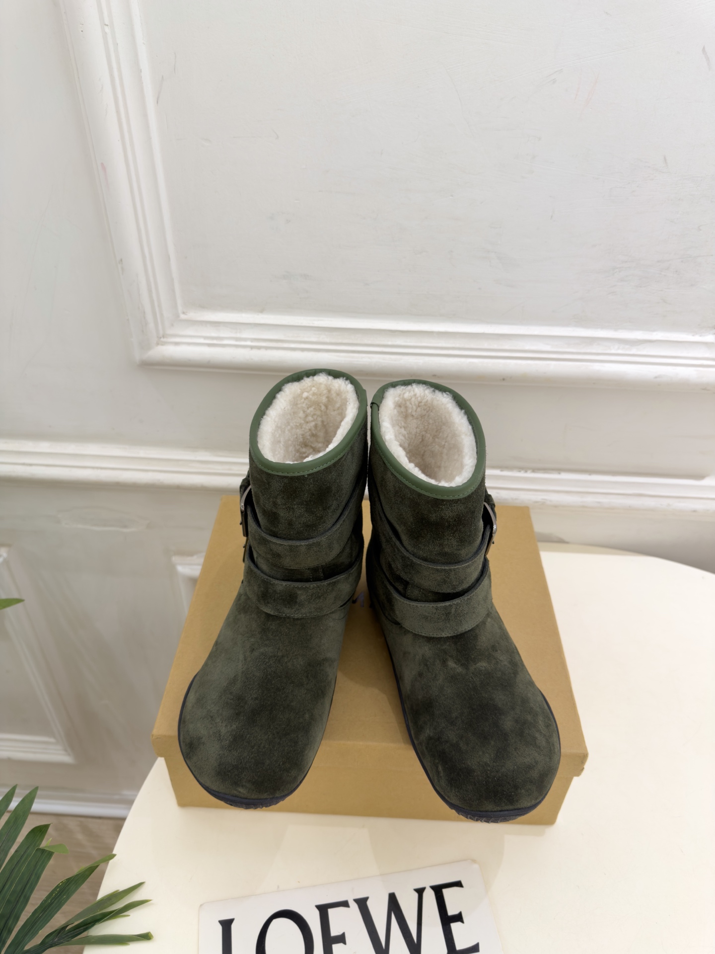 LEMAIRE 2026秋冬新品 极简复古双扣带羊毛休闲雪地靴 ————————— 作为这两年最受欢迎的设计师牌,设计 LEMAIRE 2026秋冬新品 极简复古双扣带羊毛休闲雪地靴 ————————— 作为这两年最受欢迎的设计师牌,设计