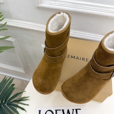 LEMAIRE 2026秋冬新品 极简复古双扣带羊毛休闲雪地靴 ————————— 作为这两年最受欢迎的设计师牌,设计 LEMAIRE 2026秋冬新品 极简复古双扣带羊毛休闲雪地靴 ————————— 作为这两年最受欢迎的设计师牌,设计