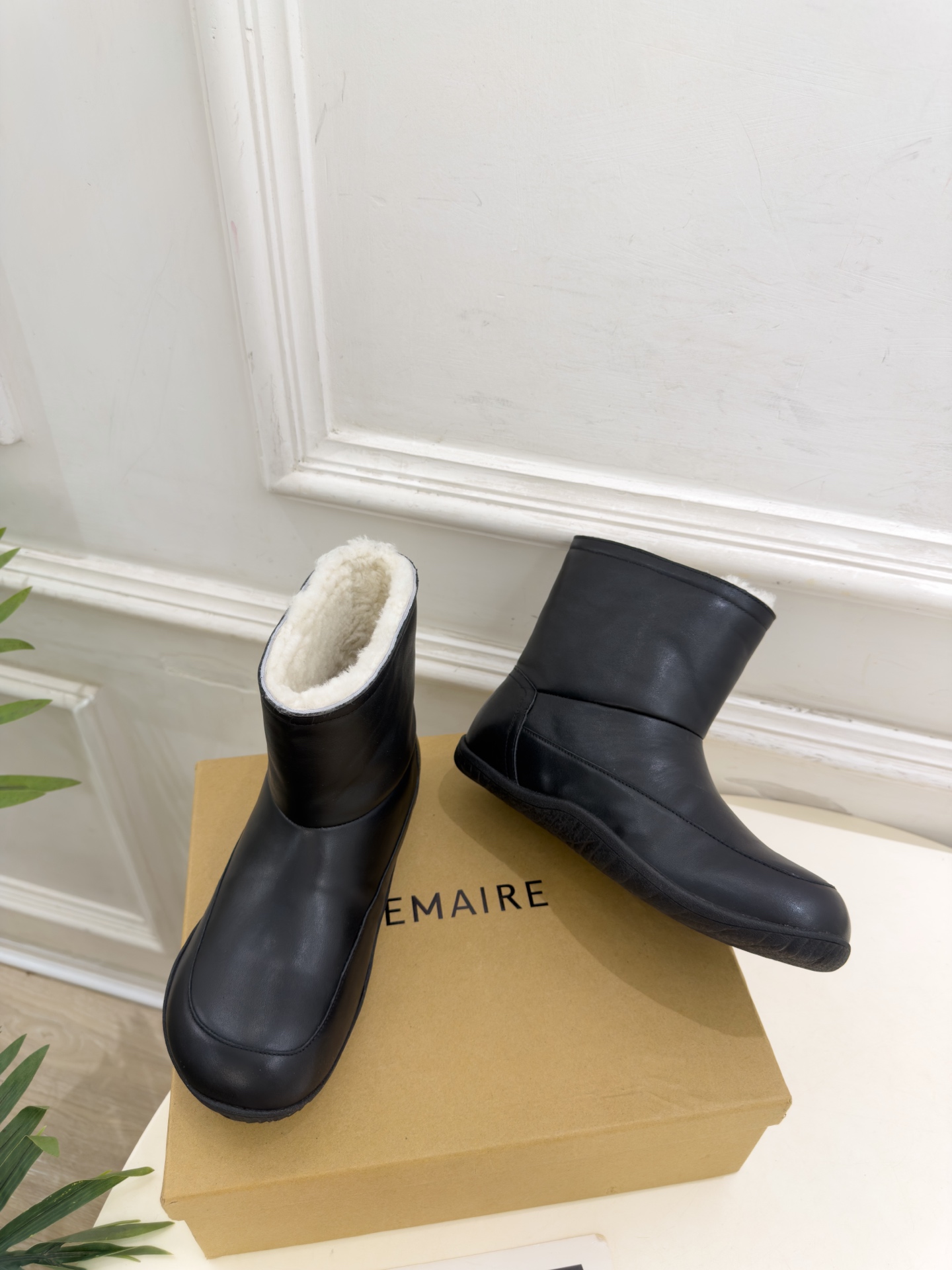 LEMAIRE 2026秋冬新品 极简复古羊毛休闲雪地靴 ————————— 作为这两年最受欢迎的设计师牌,设计简单、 LEMAIRE 2026秋冬新品 极简复古羊毛休闲雪地靴 ————————— 作为这两年最受欢迎的设计师牌,设计简单、
