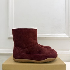 LEMAIRE 2026秋冬新品 极简复古羊毛休闲雪地靴 ————————— 作为这两年最受欢迎的设计师牌,设计简单、 LEMAIRE 2026秋冬新品 极简复古羊毛休闲雪地靴 ————————— 作为这两年最受欢迎的设计师牌,设计简单、