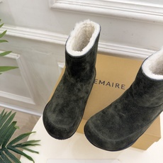 LEMAIRE 2026秋冬新品 极简复古羊毛休闲雪地靴 ————————— 作为这两年最受欢迎的设计师牌,设计简单、 LEMAIRE 2026秋冬新品 极简复古羊毛休闲雪地靴 ————————— 作为这两年最受欢迎的设计师牌,设计简单、