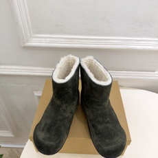 LEMAIRE 2026秋冬新品 极简复古羊毛休闲雪地靴 ————————— 作为这两年最受欢迎的设计师牌,设计简单、 LEMAIRE 2026秋冬新品 极简复古羊毛休闲雪地靴 ————————— 作为这两年最受欢迎的设计师牌,设计简单、