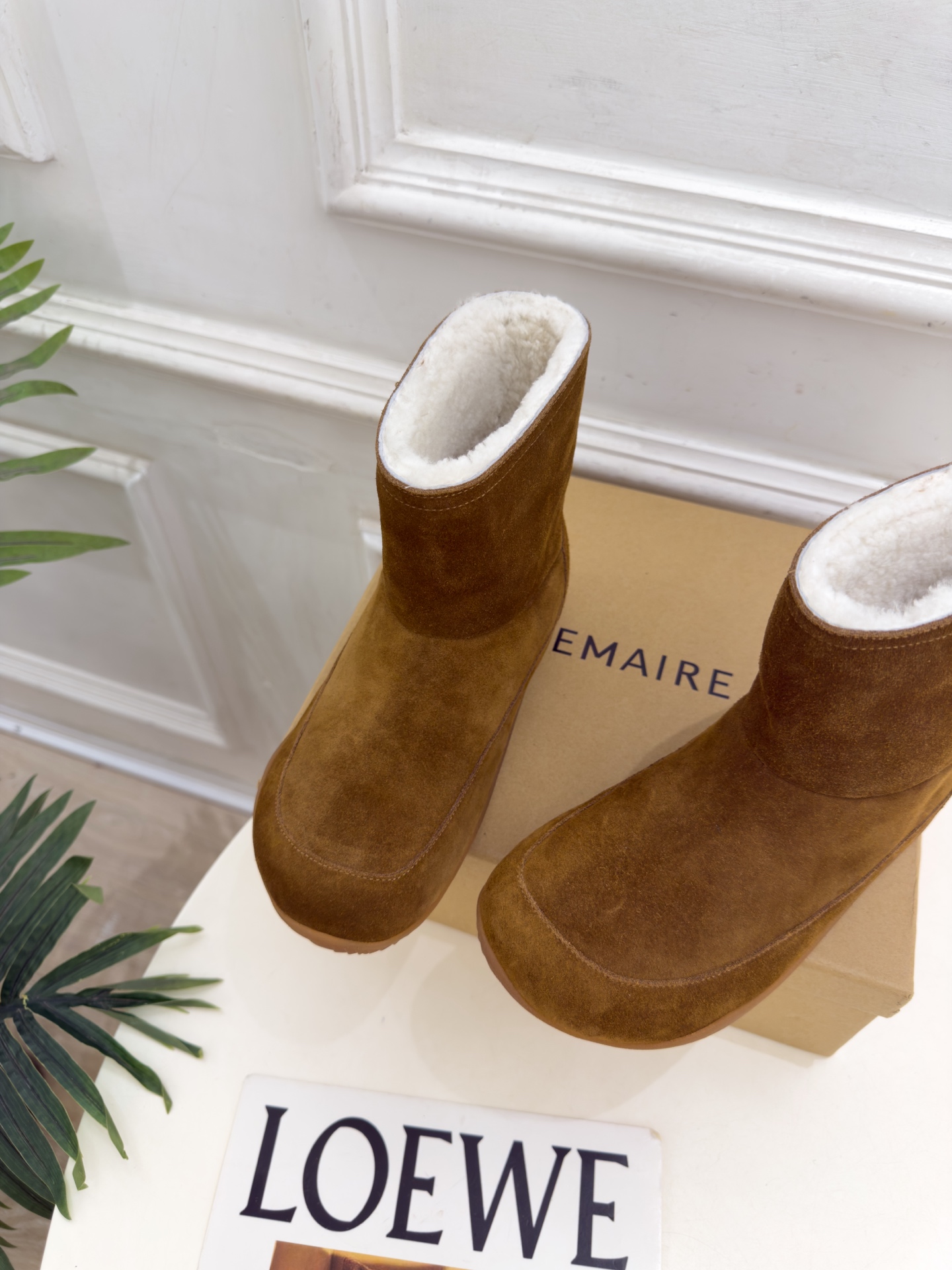 LEMAIRE 2026秋冬新品 极简复古羊毛休闲雪地靴 ————————— 作为这两年最受欢迎的设计师牌,设计简单、 LEMAIRE 2026秋冬新品 极简复古羊毛休闲雪地靴 ————————— 作为这两年最受欢迎的设计师牌,设计简单、