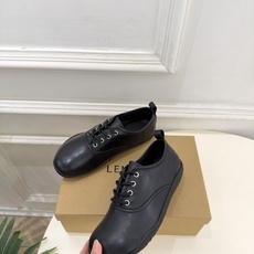 LEMAIRE 2026秋冬新品 极简复古系带休闲德训鞋 ————————— 作为这两年最受欢迎的设计师牌,设计简单、 LEMAIRE 2026秋冬新品 极简复古系带休闲德训鞋 ————————— 作为这两年最受欢迎的设计师牌,设计简单、