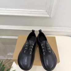 LEMAIRE 2026秋冬新品 极简复古系带休闲德训鞋 ————————— 作为这两年最受欢迎的设计师牌,设计简单、 LEMAIRE 2026秋冬新品 极简复古系带休闲德训鞋 ————————— 作为这两年最受欢迎的设计师牌,设计简单、