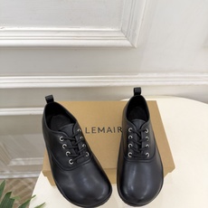LEMAIRE 2026秋冬新品 极简复古系带休闲德训鞋 ————————— 作为这两年最受欢迎的设计师牌,设计简单、 LEMAIRE 2026秋冬新品 极简复古系带休闲德训鞋 ————————— 作为这两年最受欢迎的设计师牌,设计简单、