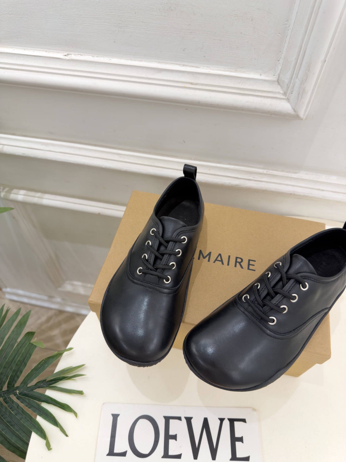 LEMAIRE 2026秋冬新品 极简复古系带休闲德训鞋 ————————— 作为这两年最受欢迎的设计师牌,设计简单、 LEMAIRE 2026秋冬新品 极简复古系带休闲德训鞋 ————————— 作为这两年最受欢迎的设计师牌,设计简单、