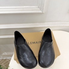 LEMAIRE 2026秋冬新品 极简复古一脚蹬休闲鞋 ————————— 作为这两年最受欢迎的设计师牌,设计简单、细 LEMAIRE 2026秋冬新品 极简复古一脚蹬休闲鞋 ————————— 作为这两年最受欢迎的设计师牌,设计简单、细