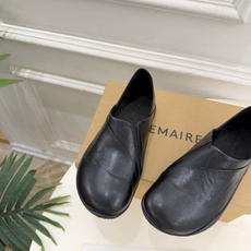LEMAIRE 2026秋冬新品 极简复古一脚蹬休闲鞋 ————————— 作为这两年最受欢迎的设计师牌,设计简单、细 LEMAIRE 2026秋冬新品 极简复古一脚蹬休闲鞋 ————————— 作为这两年最受欢迎的设计师牌,设计简单、细