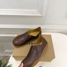 LEMAIRE 2026秋冬新品 极简复古一脚蹬休闲鞋 ————————— 作为这两年最受欢迎的设计师牌,设计简单、细 LEMAIRE 2026秋冬新品 极简复古一脚蹬休闲鞋 ————————— 作为这两年最受欢迎的设计师牌,设计简单、细
