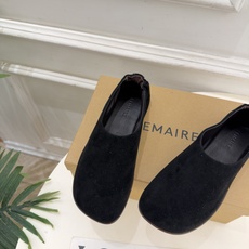 LEMAIRE 2026秋冬新品 极简复古一脚蹬平底乐福鞋 ————————— 作为这两年最受欢迎的设计师牌,设计简单 LEMAIRE 2026秋冬新品 极简复古一脚蹬平底乐福鞋 ————————— 作为这两年最受欢迎的设计师牌,设计简单