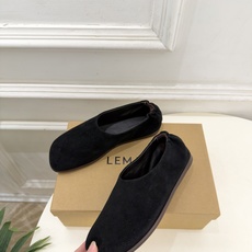 LEMAIRE 2026秋冬新品 极简复古一脚蹬平底乐福鞋 ————————— 作为这两年最受欢迎的设计师牌,设计简单 LEMAIRE 2026秋冬新品 极简复古一脚蹬平底乐福鞋 ————————— 作为这两年最受欢迎的设计师牌,设计简单