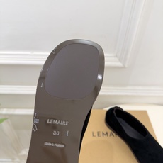 LEMAIRE 2026秋冬新品 极简复古一脚蹬平底乐福鞋 ————————— 作为这两年最受欢迎的设计师牌,设计简单 LEMAIRE 2026秋冬新品 极简复古一脚蹬平底乐福鞋 ————————— 作为这两年最受欢迎的设计师牌,设计简单