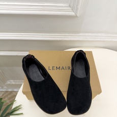 LEMAIRE 2026秋冬新品 极简复古一脚蹬平底乐福鞋 ————————— 作为这两年最受欢迎的设计师牌,设计简单 LEMAIRE 2026秋冬新品 极简复古一脚蹬平底乐福鞋 ————————— 作为这两年最受欢迎的设计师牌,设计简单