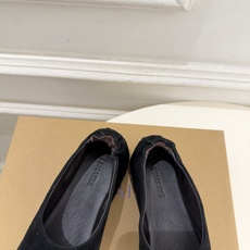 LEMAIRE 2026秋冬新品 极简复古一脚蹬平底乐福鞋 ————————— 作为这两年最受欢迎的设计师牌,设计简单 LEMAIRE 2026秋冬新品 极简复古一脚蹬平底乐福鞋 ————————— 作为这两年最受欢迎的设计师牌,设计简单